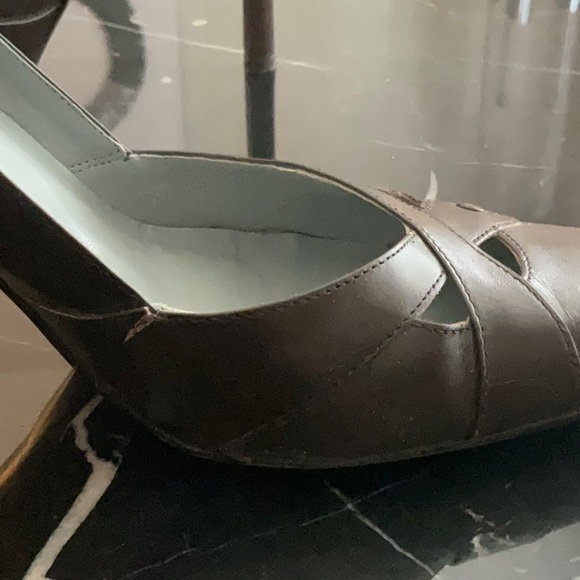 Brown BCBG pumps. - Picture 4 of 6